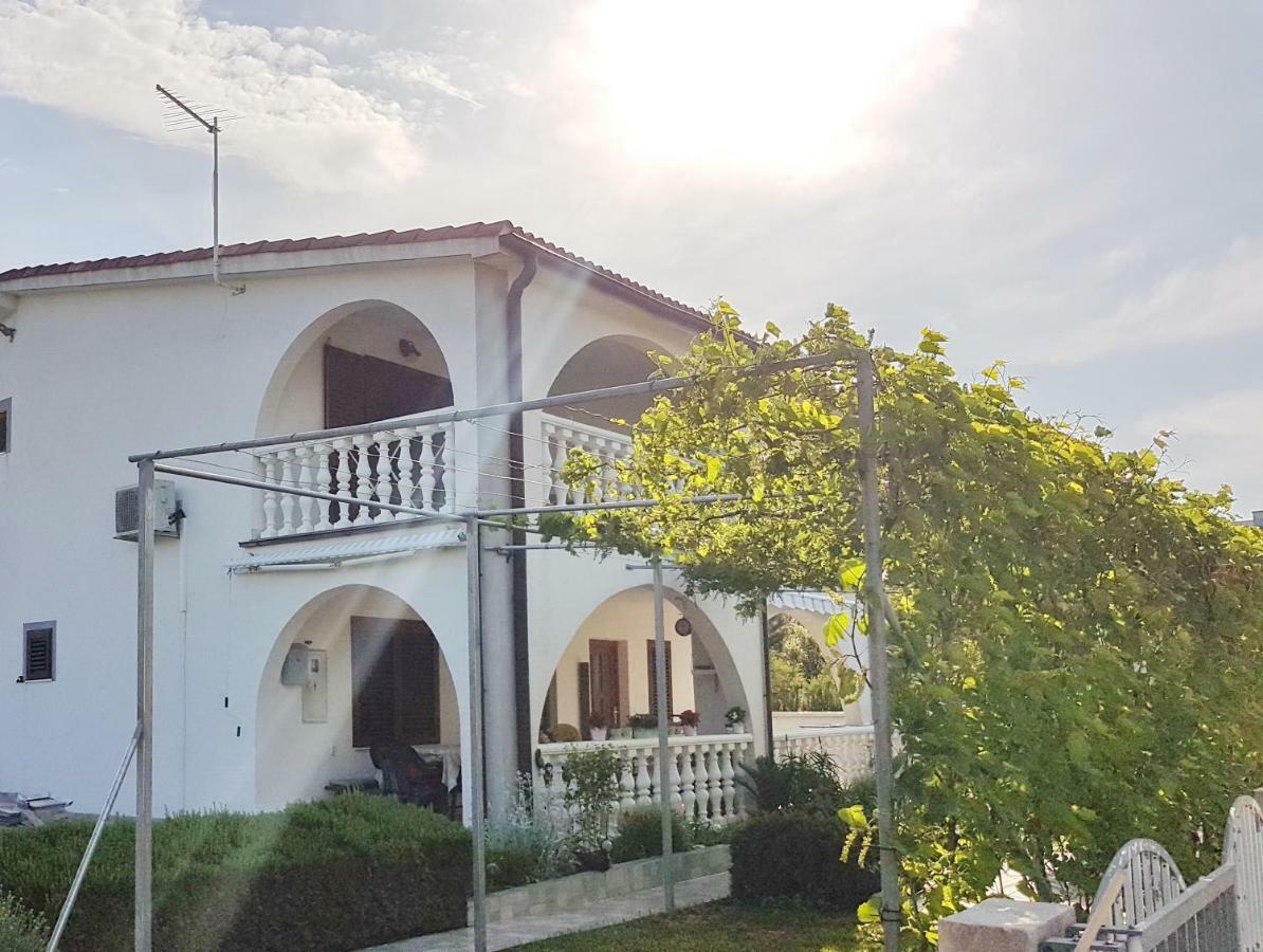 Apartments Vila Leona Pirovac Exterior foto
